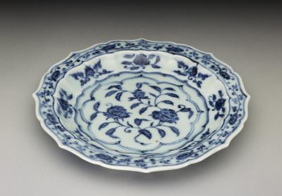 图片[2]-Hibiscus-shaped dish with flowers decoration in underglaze blue, Ming dynasty, Yongle reign (1403-1424)-China Archive